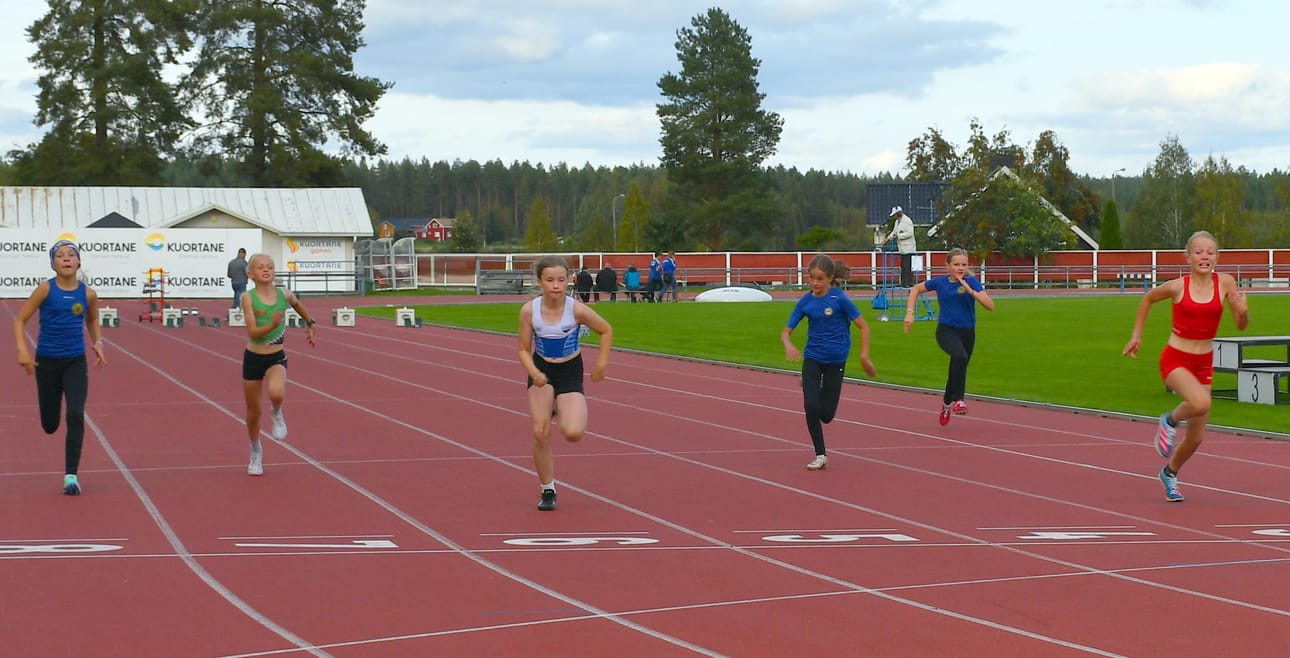 11-vuotiaiden tyttöjen tasaisessa 60 metrin juoksussa AU:n puna-asuinen Ninni Peltola (oikealla) oli nopein.