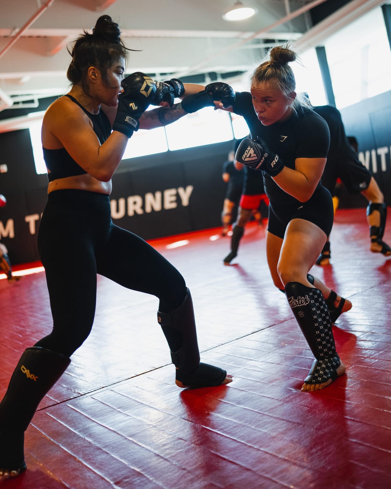 Sani Brännfors (oik.) ystävystyi Yhdysvalloissa UFC-ottelija Tracy Cortezin kanssa. Kaksikko harjoitteli paljon yhdessä sekä Phoenixissa että Las Vegasissa.
