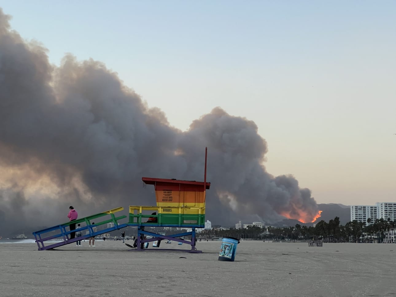 Tiistaina Pacific Palisadesin asuinalueella riehuvan maastopalon lieskat näkyivät vielä selvästi Venice Beachille saakka ja sankka savupilvi peitti auringon. LEHTIKUVA / Arttu Mäkelä