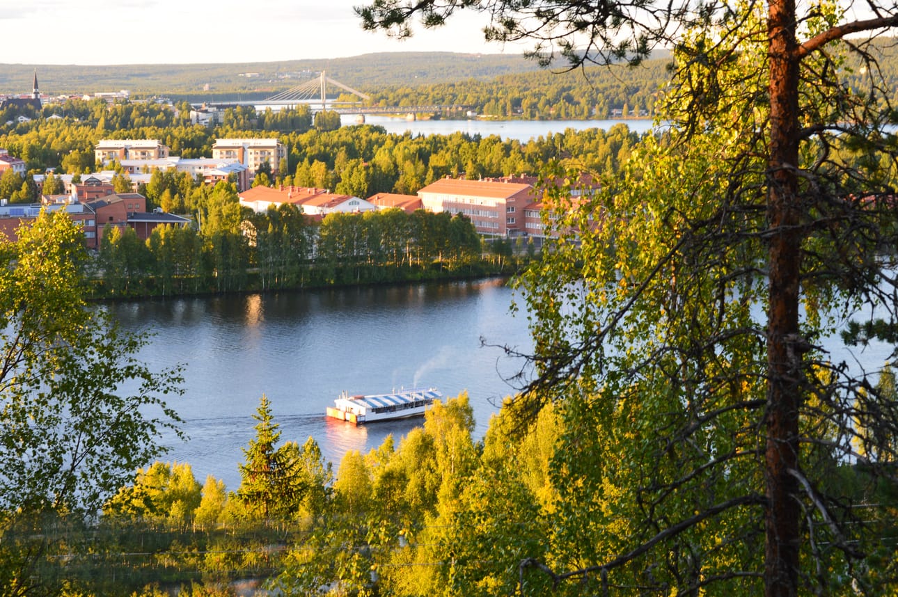 Ilta-auringon kulta. Marjatta Riikonen veisi vieraan Pöyliövaaran maisemiin pyöräillen tai kävellen. ”Liikuntareitin varrella näkee metsäluontoa sekä omakotitaloalueen. Reitti nousee vaaran laelle ja sieltä näkyy kaupunkia, siltoja, kirkko ja joki. Säästä riippuen kaupunki näkyy aina erilaisena ja tunnelma vaihtuu. Näky on kaunis myös talvella.”