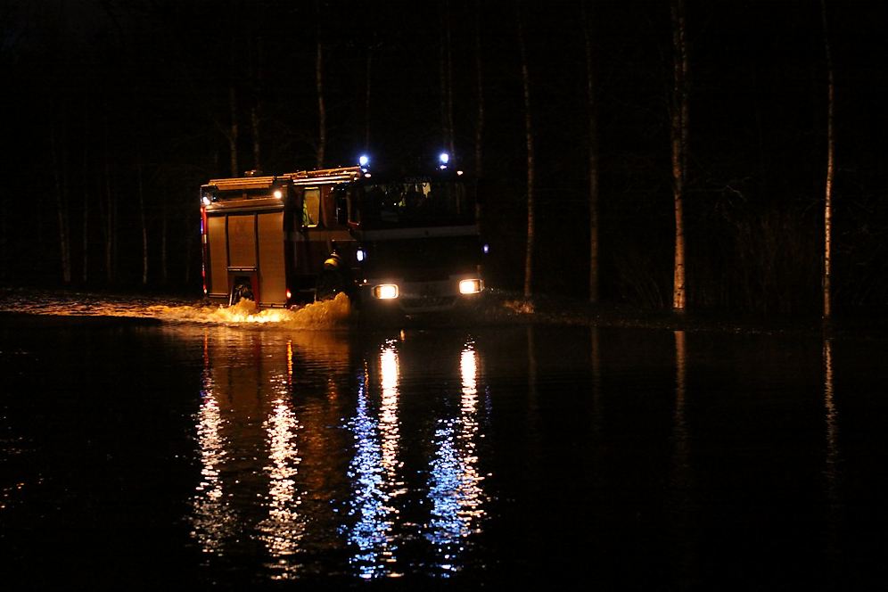 Ouluntie on poikki liikenteeltä tulvan vuoksi Ylikiimingissä.