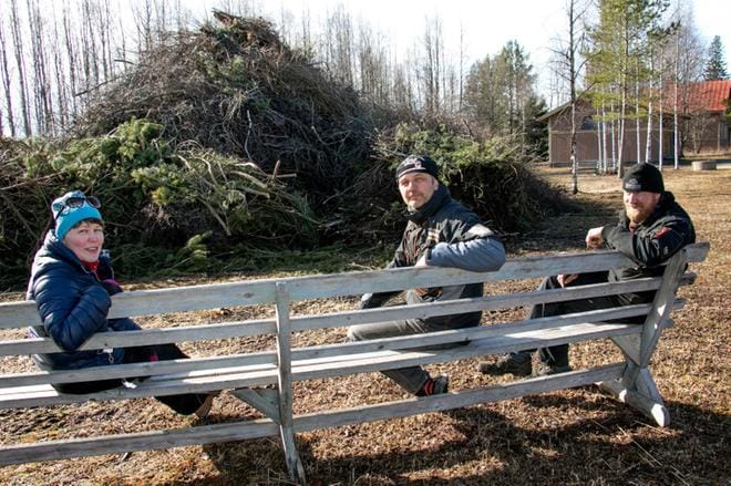 Teuvan Perälän kyläyhdistyksen sihteeri Johanna Salo, puheenjohtaja Jarkko Kiili (oik.) ja hallituksen jäsen Mikko Mäntymäki piipahtivat viikonloppuna katsomassa kokkoa, joka jää nyt polttamatta. Mäntymäki arvioi sen korkeudeksi kuusi metriä, mutta se olisi siitä vielä noussut. KUVA: JORMA HAVULA