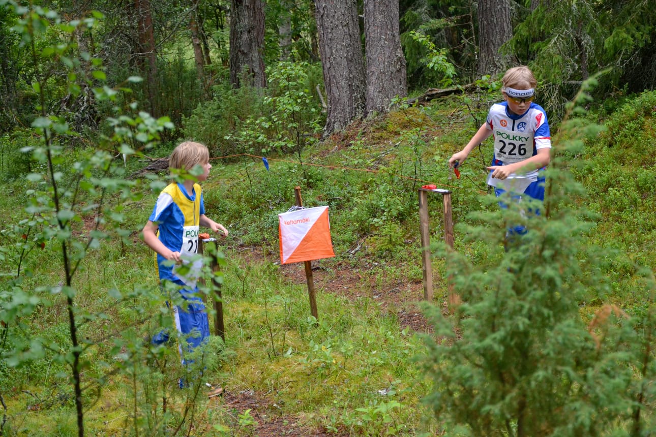 Taivalkoskella suunnistetaan viikonvaihteessa. Kuva Koillismaan rastipäiviltä Petäjävaarasta, jossa Rasmus Mäkinen, OH, Sakari Jokikokko, Pudasjärven Urheilijat juuri rastilla.