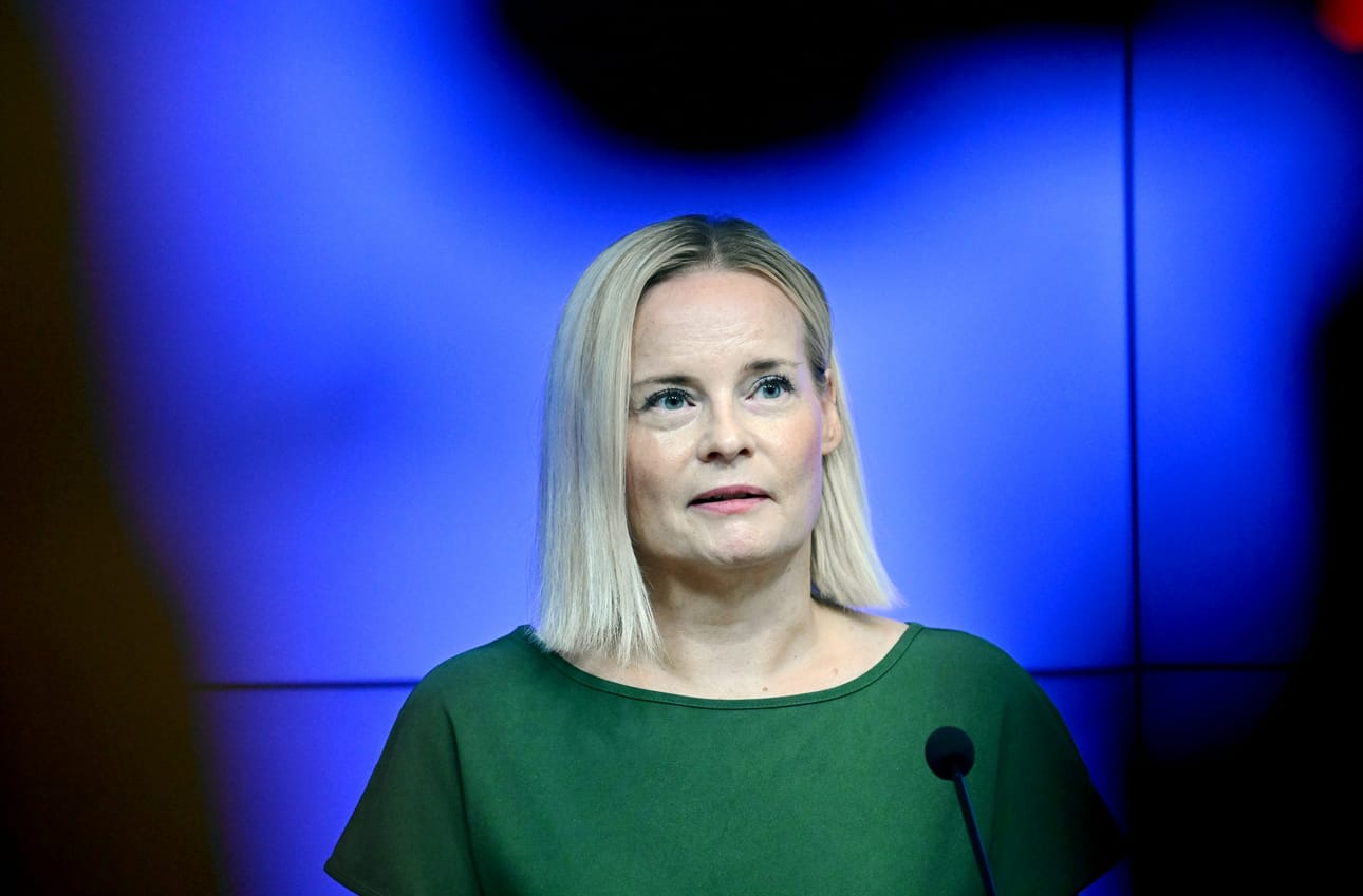 Valtiovarainministeri Riikka Purra (ps.) kommentoi ministeriönsä talousennustetta budjettiriihtä edeltävässä tiedotustilaisuudessa. LEHTIKUVA / Markku Ulander