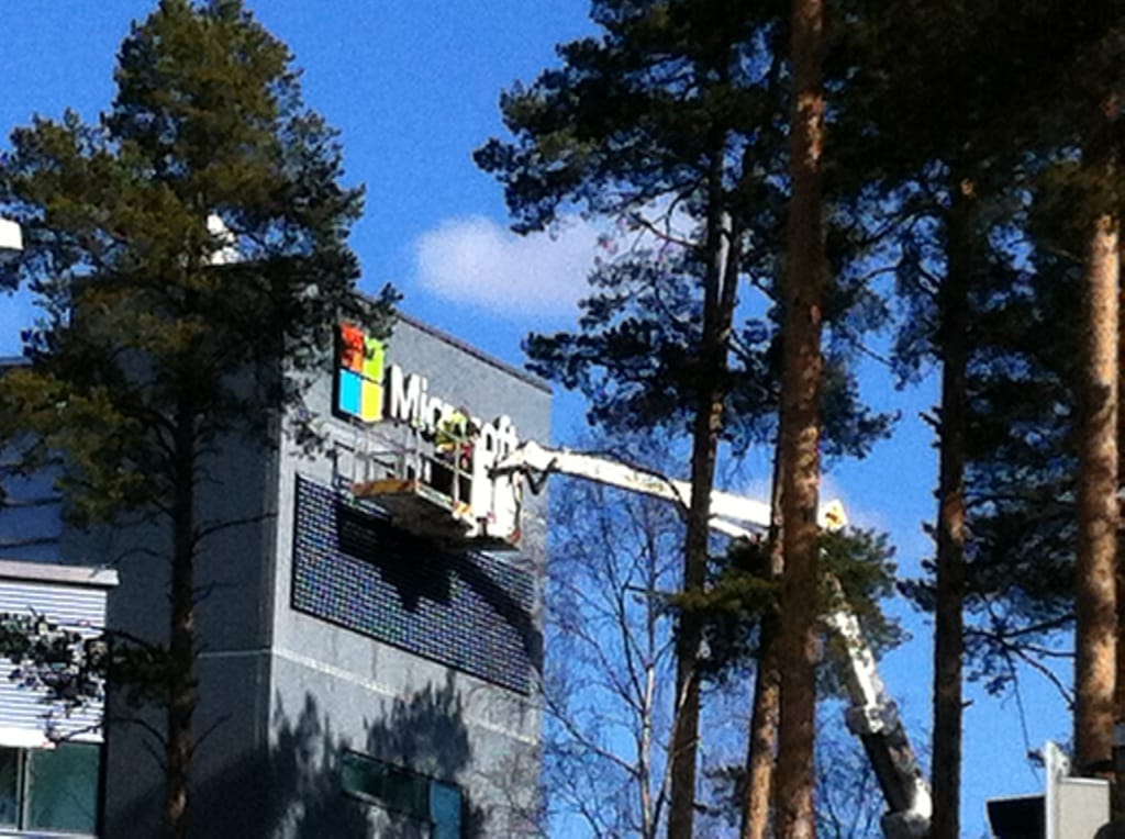Peltolan yksikön julkisivua koristaa nyt Microsoftin logo.