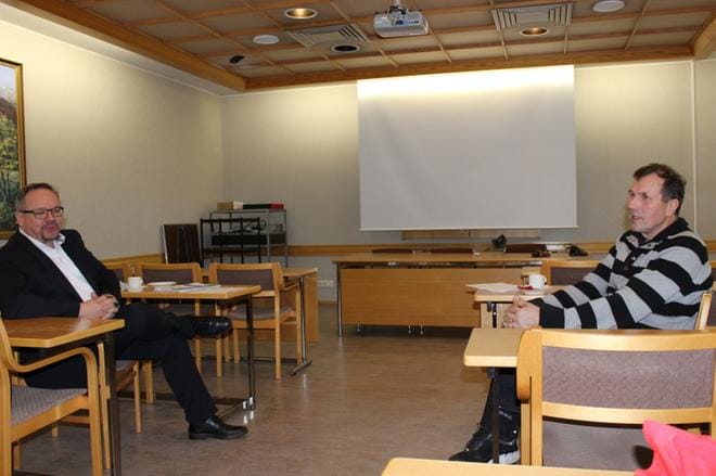 Hyvin menee. Kunnanjohtaja Marko Keski-Sikkilä ja kunnanhallituksen puheenjohtaja Erkki Viitikko (kesk.) kertoivat ensi vuoden talousarvioesityksestä. KUVA: TAUNO RIIHILUOMA