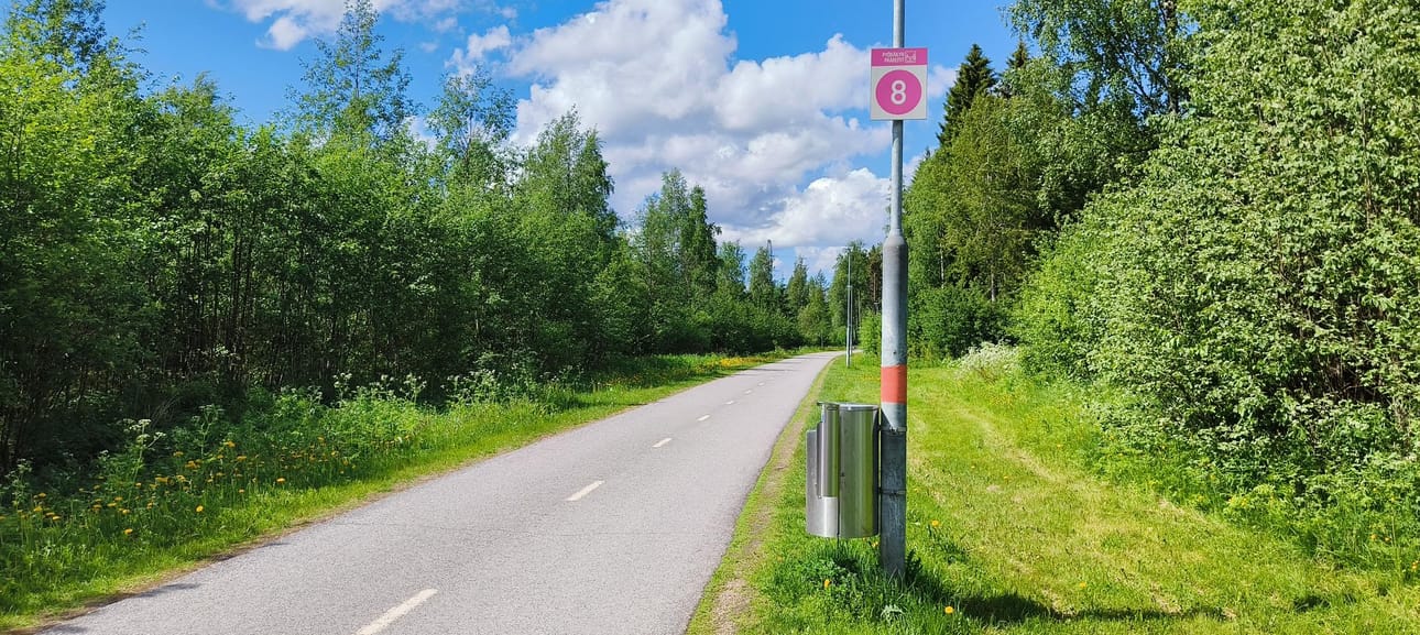 Ulkomaalaistaustaista naista puukotettiin tällä kohdalla pyörätiellä Knuutilankankaan leikkipaikan läheisyydessä.