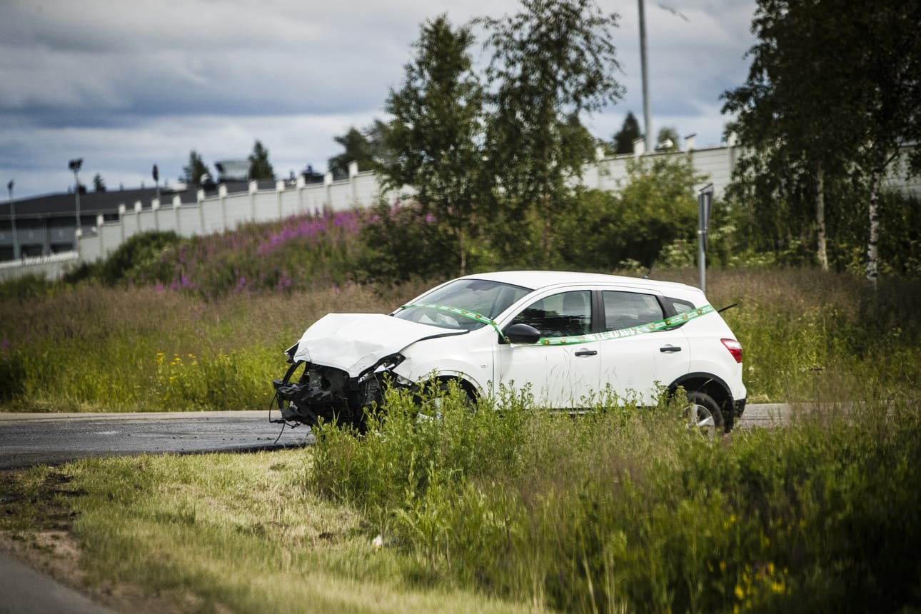 Henkilöautot kolaroivat Rovaniemen Teollisuustiellä maanantaina päivällä.