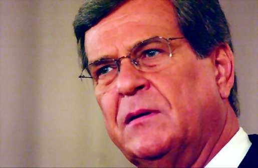 Hölösuu. Trent Lott morkkasi mustia ja asema senaatissa joutui vaakalaudalle.