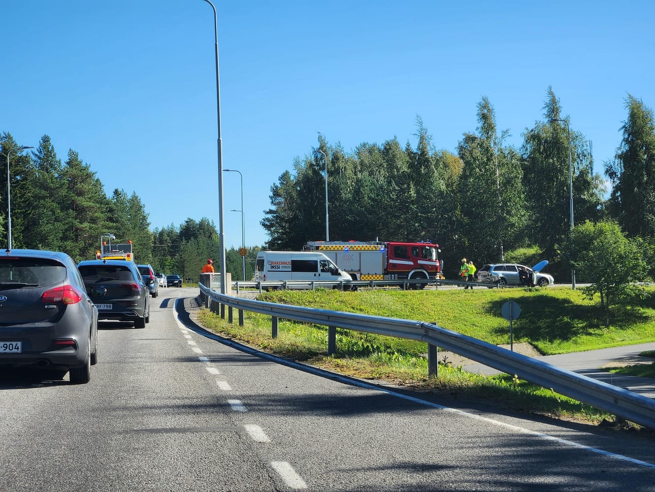 Lukija otti kuvan kolarista Ratamotien risteyksessä.