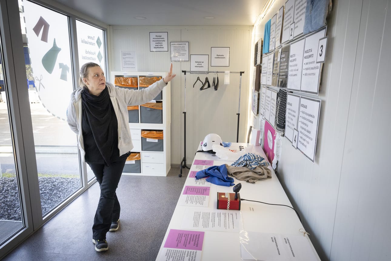 Kiertokaaren erityisasiantuntija Mari Juntunen kertoo keräyskokeilulla selvitettävän, muuttaako täysin uusi vastaanottotapa kerätyn tekstiilin laatua.