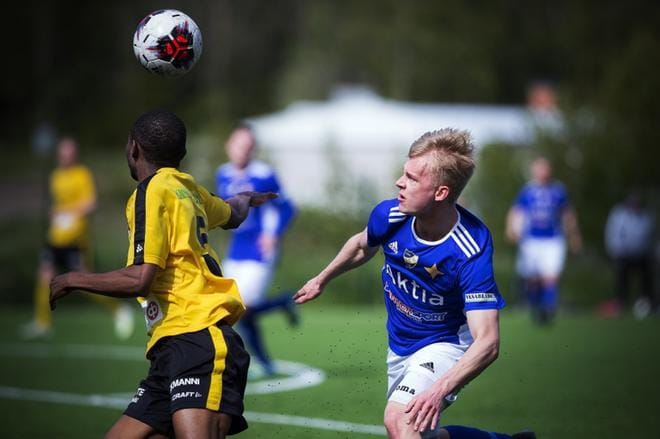 VIFK:n Arttu Nuutinen ja Kajaanin Hakan Lucky Nwanneka laittoivat parastaan Vaasassa. KUVA: JARNO PELLINEN