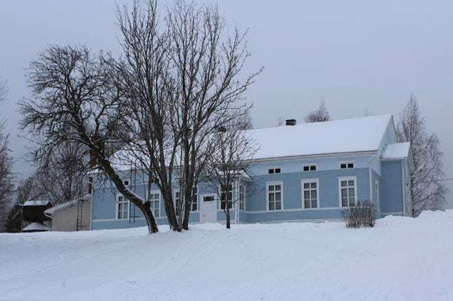 Taidekeskus Harrin 30-vuotisjuhlia vietetään tänä vuonna, mutta alkuaan talo lienee rakennettu jo 1800-luvun loppupuolella. KUVA: REIJO HEIKKILÄ