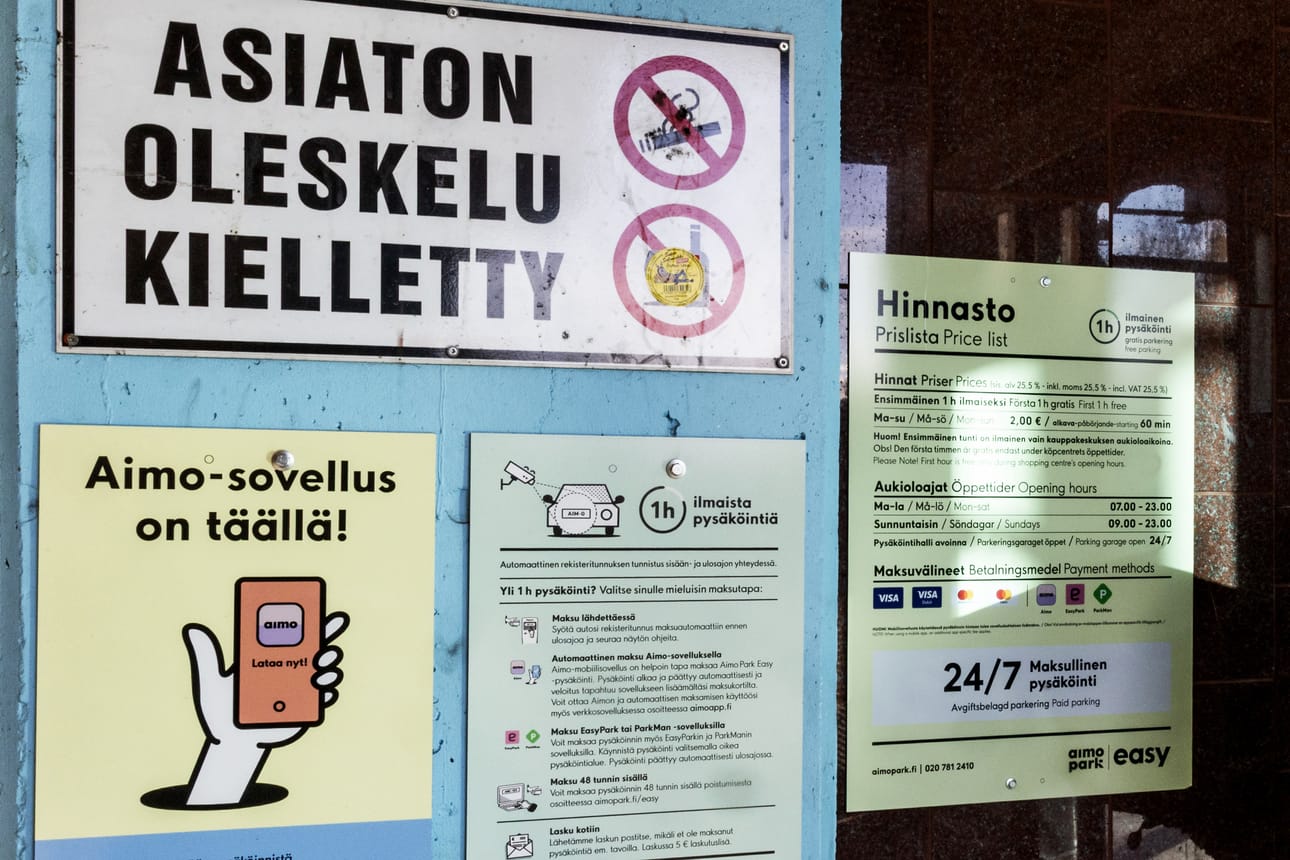Rinteenkulman parkkihalli on yksityinen ja siellä on asiaton oleskelu kielletty. Kauppakeskuspäällikkö Pekka Rinteen mukaan parkkihalli on tarkoitettu asiakkaille, ei yleiseen oleskeluun. Ensi viikonloppuna parkkihallissa onkin jo uudet säännöt, kuten kuvastakin näkyy.
