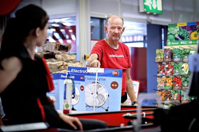 Tuulettimet käyvät kaupaksi. Jarmo Keto odotteli keskiviikkona Hong Kongin kahden viimeisen kappaleen varaajaa saapuvaksi. KUVA: TOMI KOSONEN
