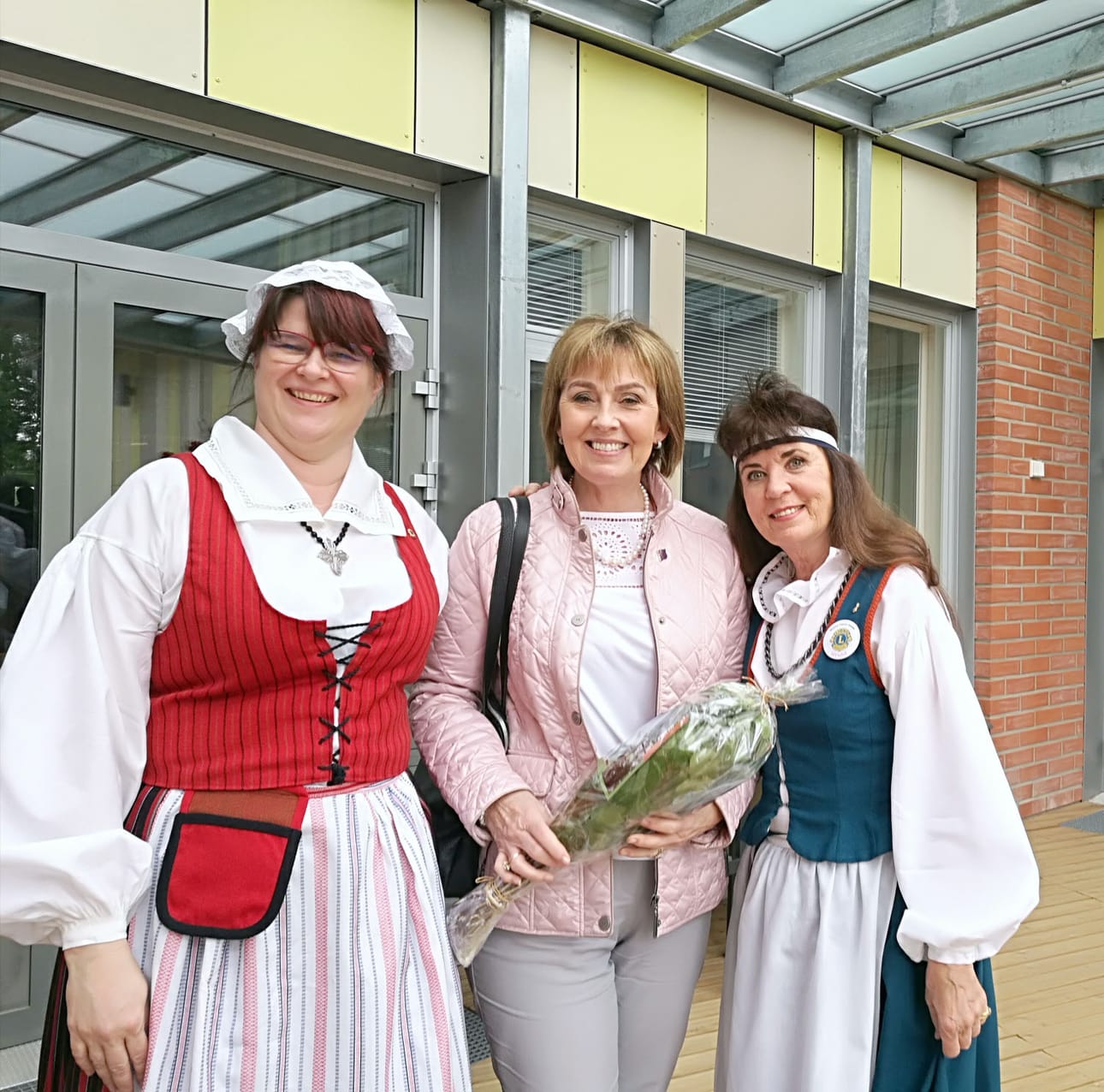 Gudrun Yngvadottir (keskellä) sai suomalaisen saunavihdan tuliaisiksi Islantiin. Vasemmalla Virveleena Enkelberg ja oikealla Tuulia Suomela.