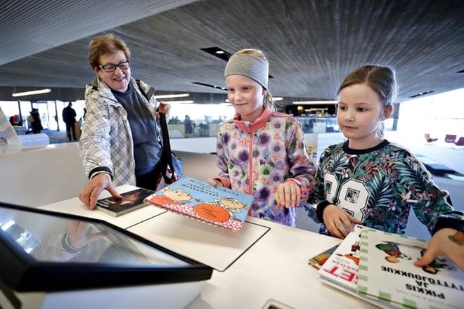Siskokset Jessi ja Miisa Luhtanen tykkäävät lukemisesta. Tiistaina kassissa lähti mukaan 12 kirjaa. Eläinaiheiset kirjat ja Dunne-sarjan kirjat ovat suosikkeja.