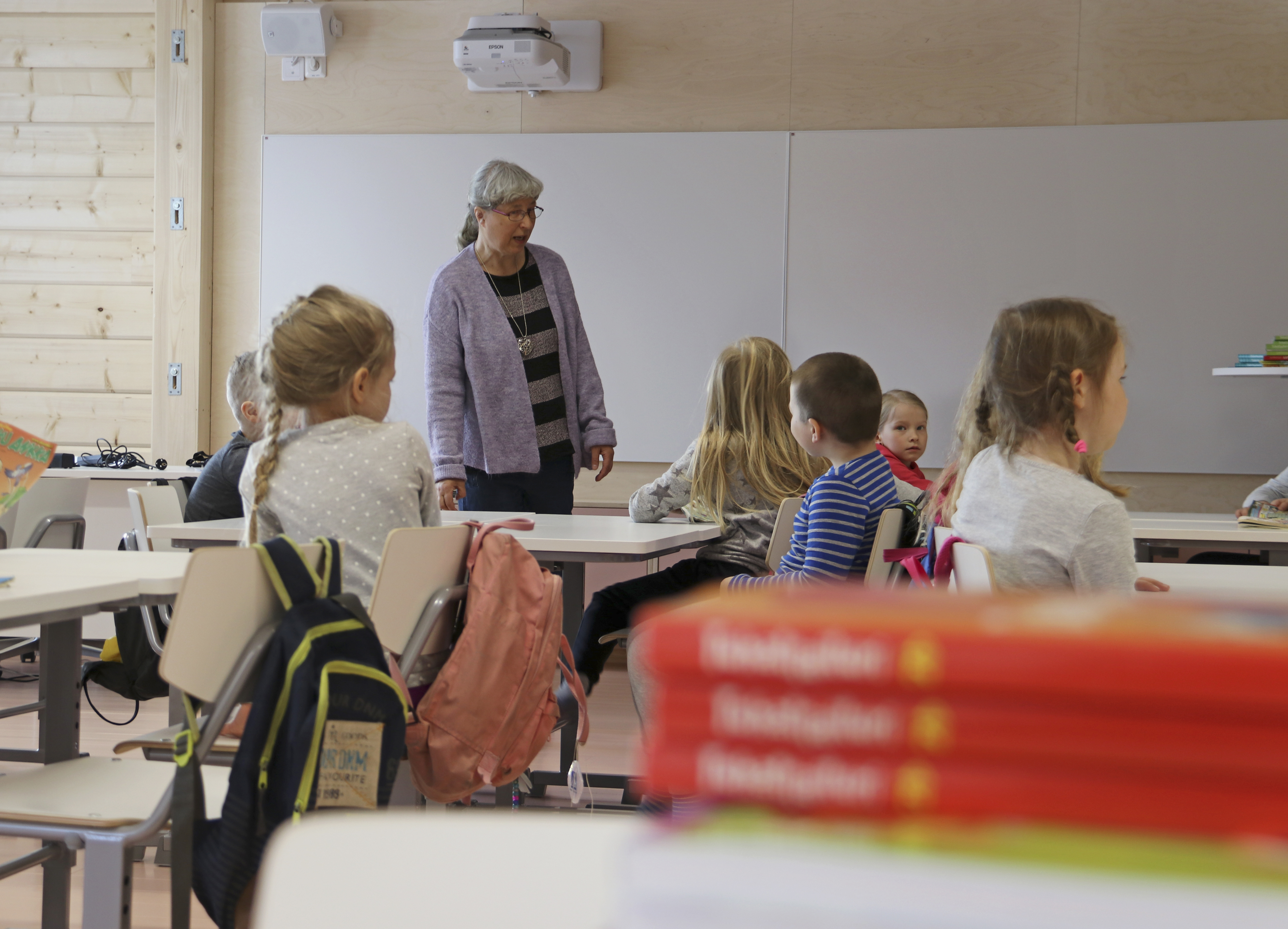 Maarit Siitonen asettui oppilaidensa kanssa uuteen luokkaan maanantaina. Kengättömyydestä muistutettiin heti sisääntulon yhteydessä.