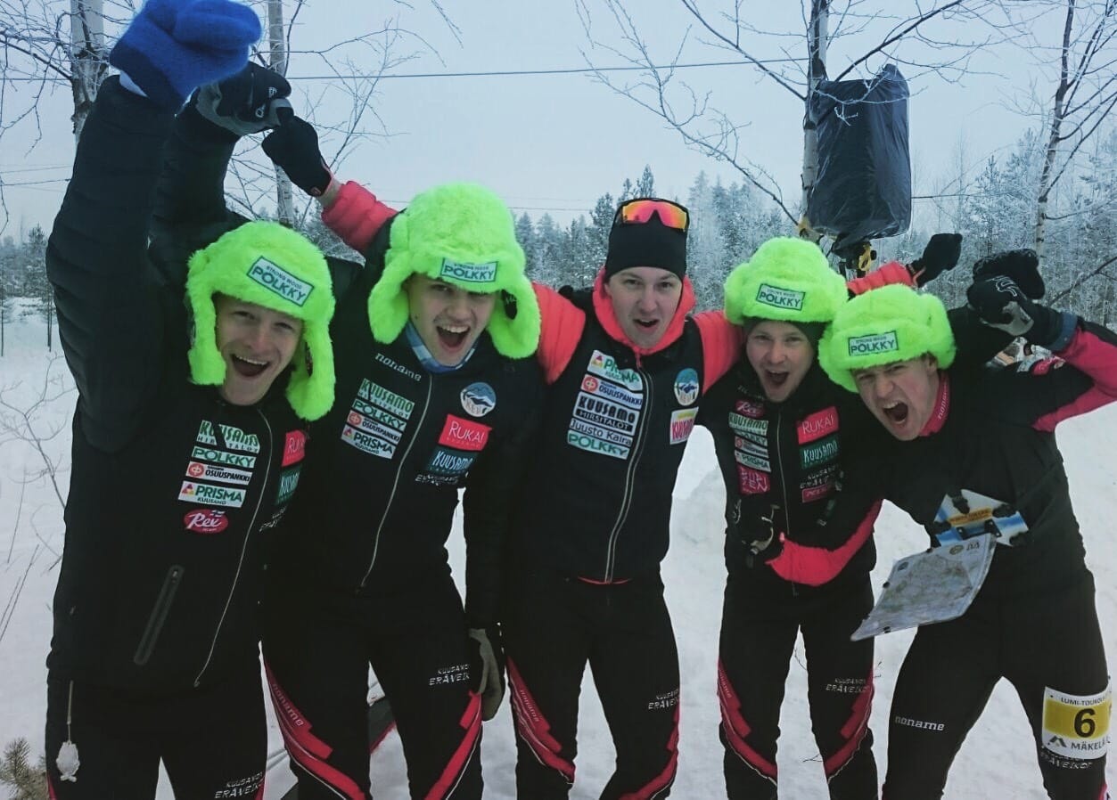 Kuusamon Erä-Veikkojen Juha Martikainen (vas.), Markku Bergman, Miika Haataja, Teemu Tauriainen ja Santeri Aikio tuulettivat sunnuntaina Lumi-Toukolan voittoa Vetelissä.