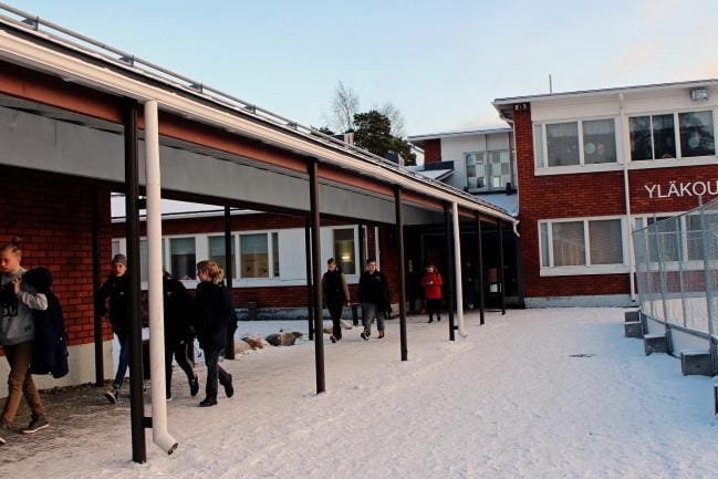 Laajennusosa tulee nykyisen ruokalan vieressä olevaan, kuvassa katoksen vieressä vasemmalla näkyvään tyhjään tilaan. ARKISTOKUVA: TARJA RIIHIMÄKI