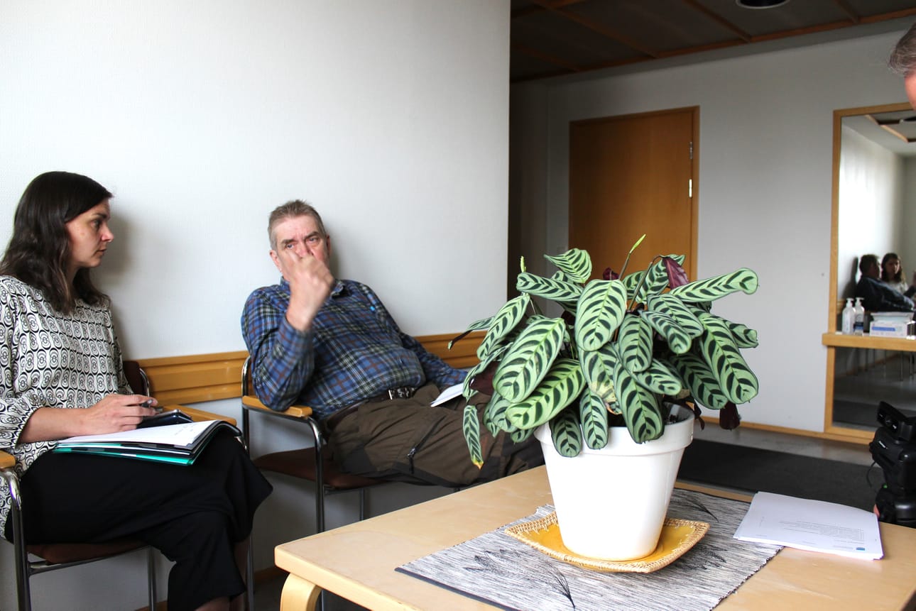 Karijoen hallintopäällikkö Jenni Rankaviita juttelemassa Pentti Haaranojan (sd.) kanssa ennen toukokuista kunnanvaltuuston kokousta. Arkistokuva. Minna Zilliacus