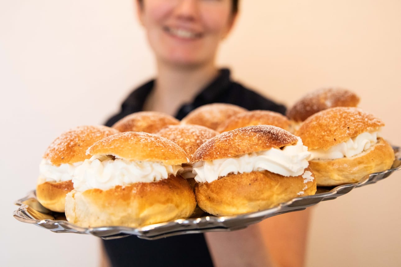 Leipomo Antinkaapossa valmistetut laskiaispullat leivotaan aina tuoreista raaka-aineista. ”Käytämme esimerkiksi aitoa kermaa.”