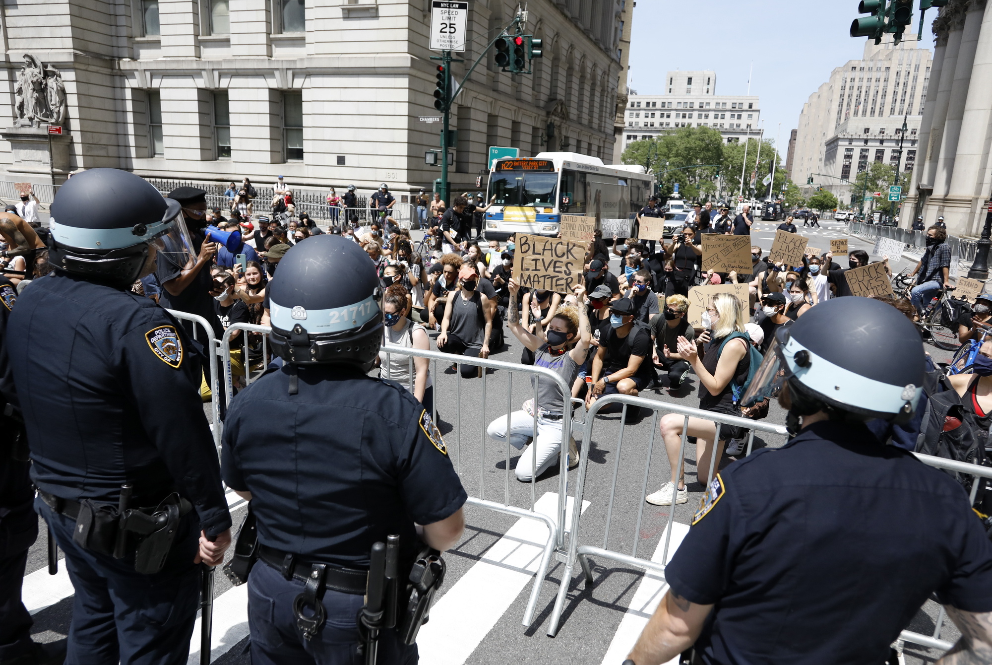 Torstaina poliisit katkaisivat mielenosoittajien tien New Yorkissa lähellä kaupungintaloa. Protestit liittyen George Floydin pidätykseen ja kuolemaan ovat jatkuneet jo yli viikon ja ne ovat levinneet ympäri maailmaa. Mieltä on ositettu myös Suomessa esimerkiksi Helsingissä ja Tampereella.