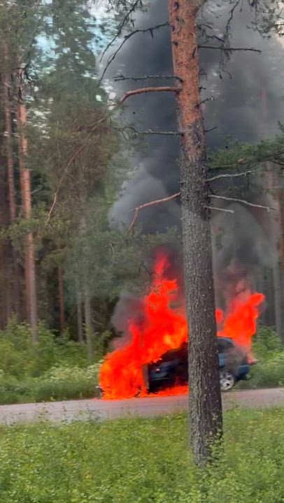 Autopalo nelostiellä ennen Kärsämäkeä (pohjoisesta tultaessa).