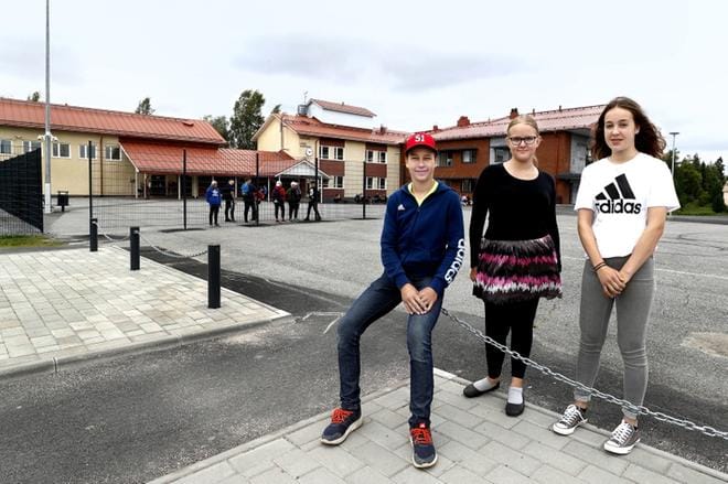 9.-luokkalaiset Olli Kukkamäki, Miia Nortunen ja Sanni Rajamäki esittelevät koulukeskusta tänään yleisölle. KUVAT: JOUKO HÄNNINEN