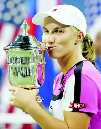 Venäläinen suudelma. Svetlana Kuznetsova voitti USA:n avoimen turnauksen kaksinpelin. Loppuottelussa hän kaatoi maannaisensa Elena Dementievann.