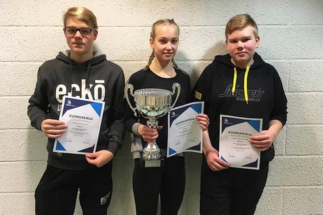 Eevertti Rantala (vas.) Eerika Jussila ja Ville Haukkala veivät paikallismestaruuden kuuden joukkueen välisessä taistossa.