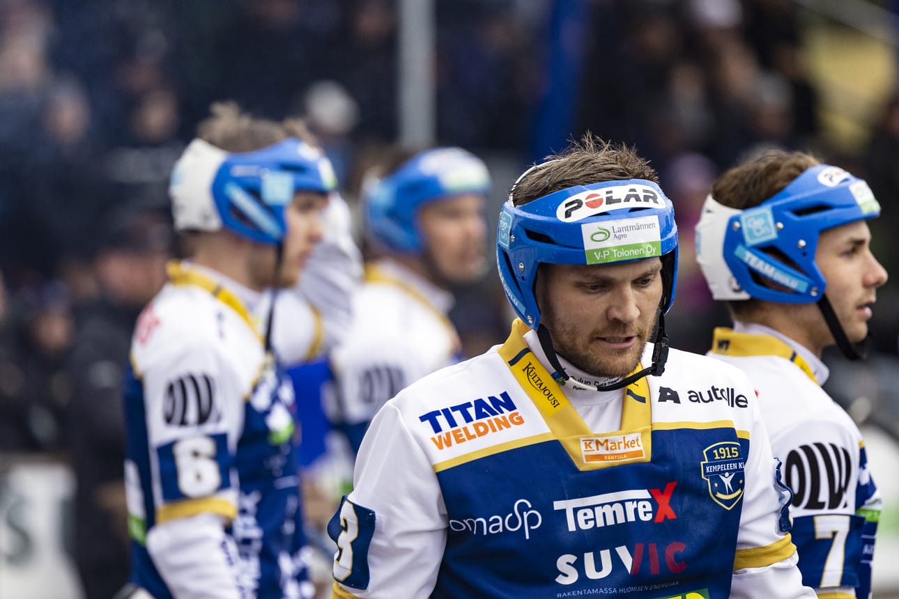 Tuomas Jussilalle ei osunut paras päivänsä mailan varressa. Kuvassa oikealla oleva Aatu Saastamoinen tuurasi Jani Lassilaa KeKi:n lukkarina.