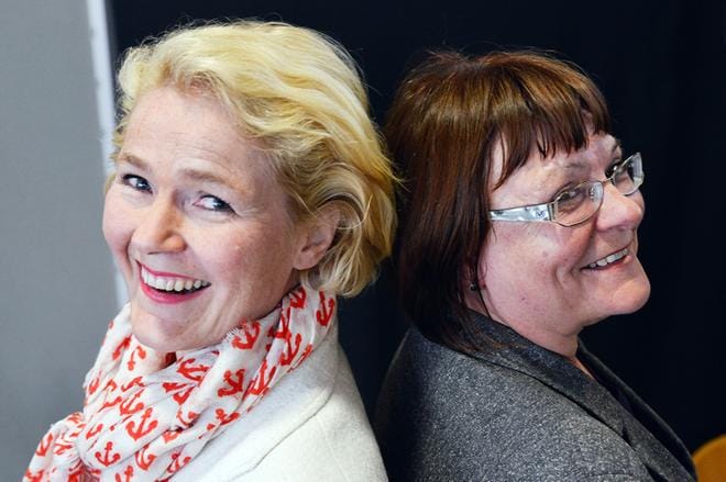 Miapetra Kumpula-Natri (kuvassa vas, sd.) on ollut eniten poissa valtuustokaudella. Ehdolla olevista nykyvaltuutetuista Susanna Koski (kok.) ja Maria Tolppanen (kuvassa oik, sd.) olivat seuraavaksi eniten poissa. Kaikki kolme ovat olleet valtakunnallisissa tai kansainvälisissä tehtävissä valtuustokaudella. Koski ja Tolppanen ovat kansanedustajia, Kumpula-Natri europarlamentaarikko. Kuva: Arttu Laitala