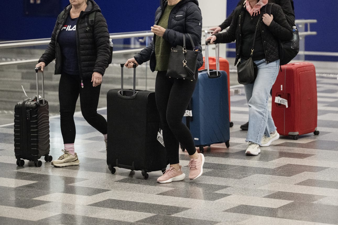 Suomalaisia matkustajia saapuu Helsinki-Vantaan lentokentälle ulkoministeriön järjestämältä kotiutuslennolta aamuyöllä 9. maaliskuuta.