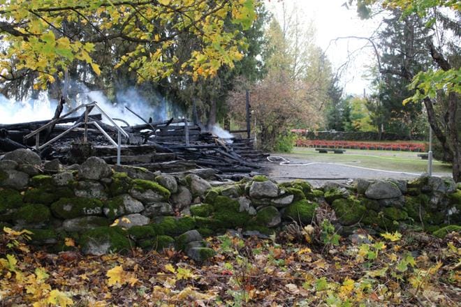 Kiihtelysvaaran kirkko tuhoutui tulipalossa, jota epäillään tahallaan sytytetyksi. Kuva: Sari Jormanainen