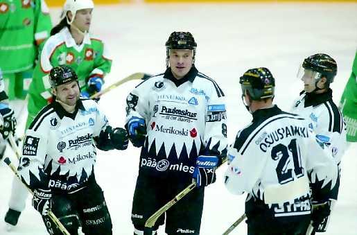 Karkuteille. Hannu Suorsa (vas.) ja Juho Kankkunen (8) olivat pääosissa, kun RB-Oulu lähti toisessa erässä lopullisesti karkuun Enson Pallolta.