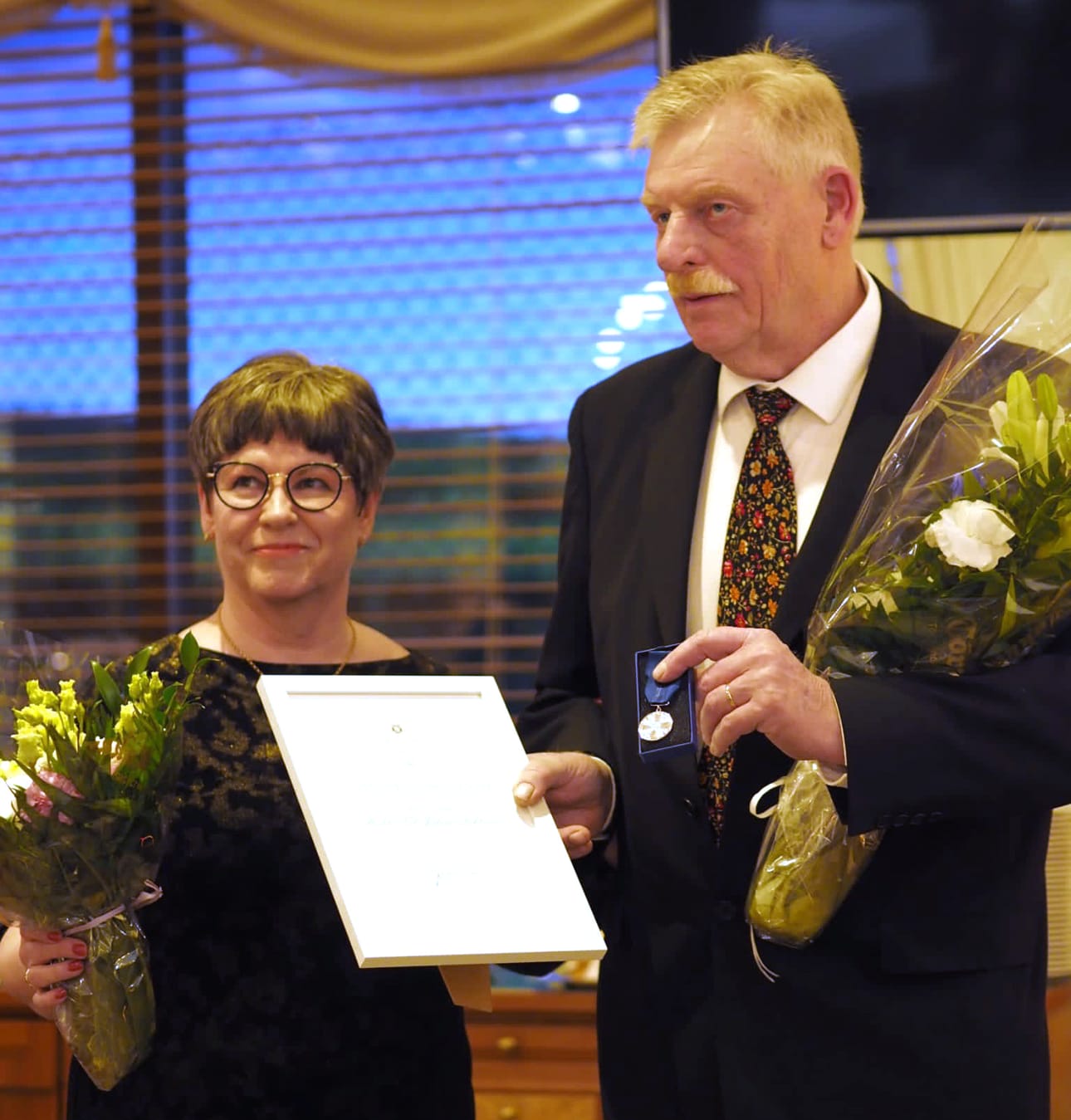 Heikki Lehtinen juhli presidentin 6.12.2023 myöntämää mitalia toissa lauantaina vaimonsa Riitta Lehtisen kanssa.