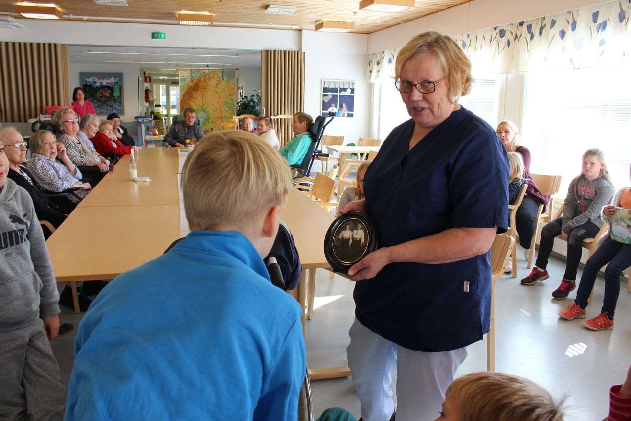 Osana vanhustenviikon viettoa Pyhännän Nestorissa jaettiin koulumuistoja ikäihmisten ja Pyhännän koulun kolmannen luokan oppilaiden kesken. Lähihoitaja Irma Leiviskä johdatti puhetta ja esitteli muun muassa entisistä pyhäntäsistä opettajista otettua valokuvaa.