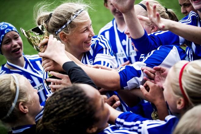 Helsingin Jalkapalloklubin menestys konkretisoitui 13-vuotiaiden tyttöjen valtakunnallisen lopputurnauksen finaalin jälkeen käsin kosketeltavaksi. KUVAT: OUTI NEUVONEN
