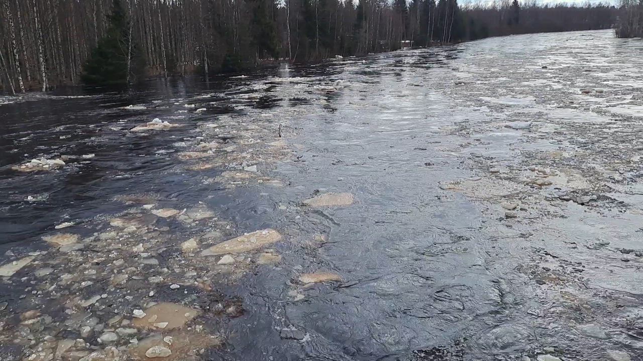 Jäiden lähtöä Kiiminkijoelta Jokikylällä.