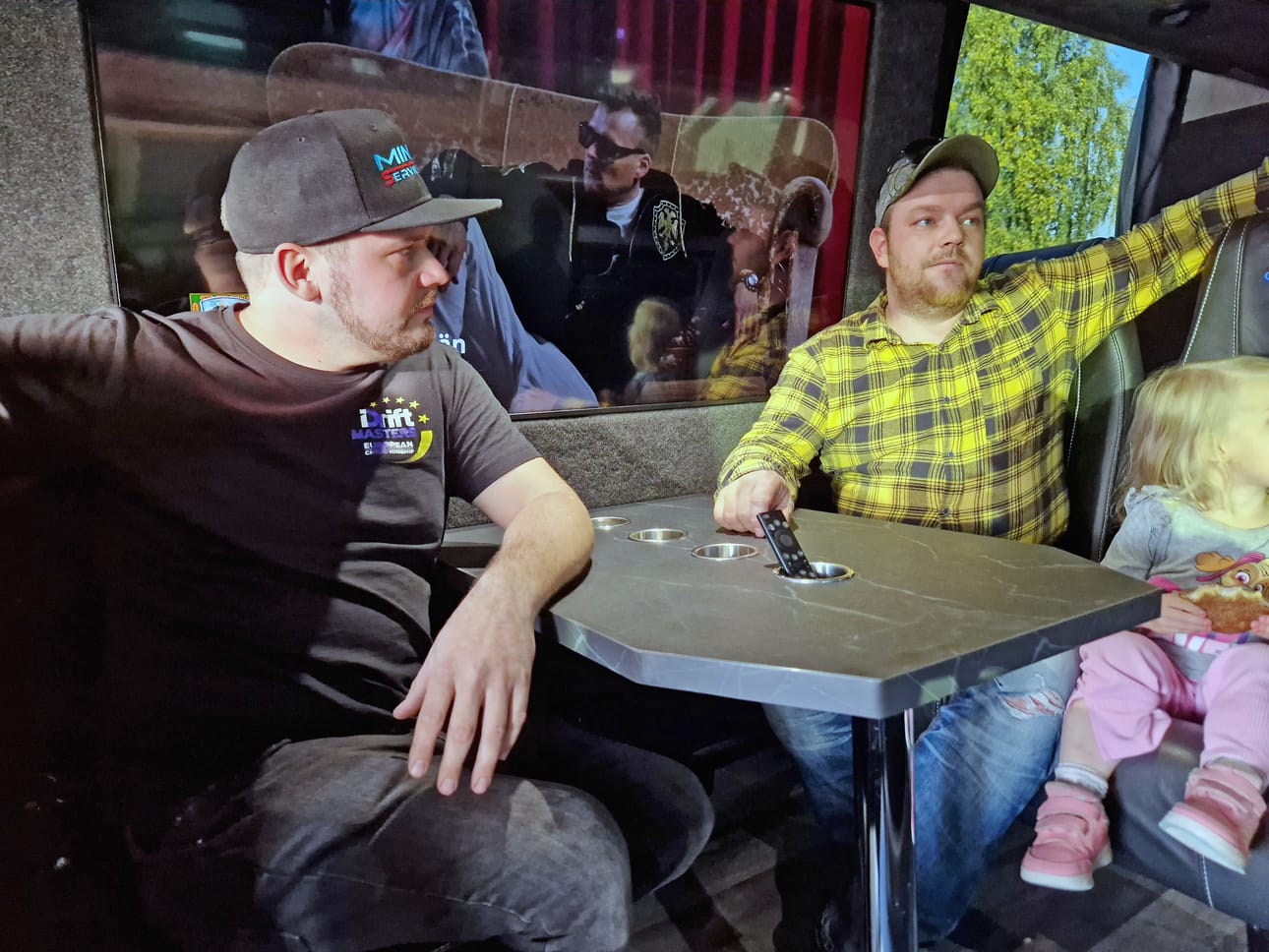 Iiro Pohjonen ja Joonas Kallio kiersivät kömärinkiä hetken linja-autolla.
