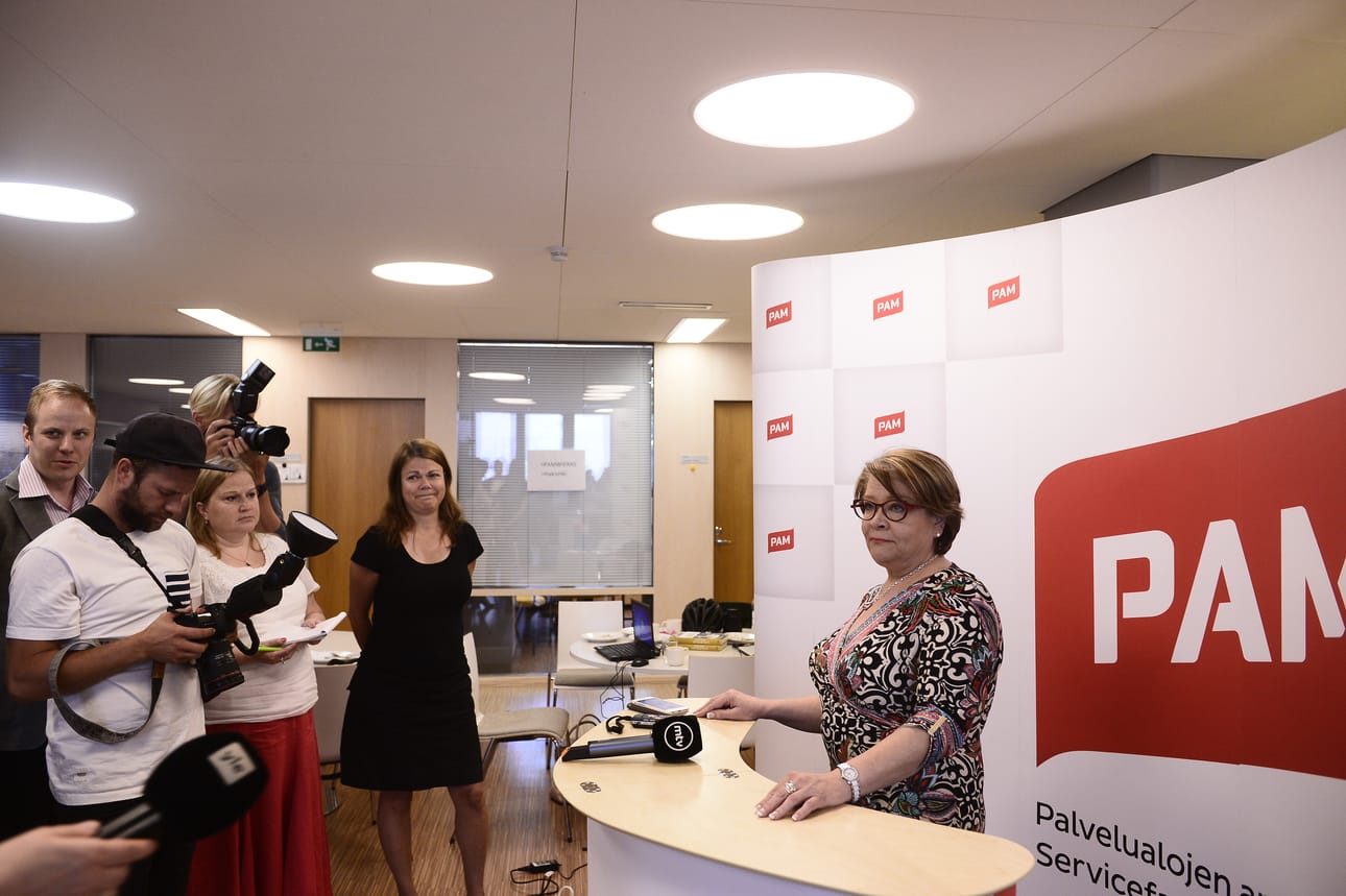 Pamin puheenjohtaja Ann Selin tiedotustilaisuudessa perjantain neuvottelujen jälkeen.