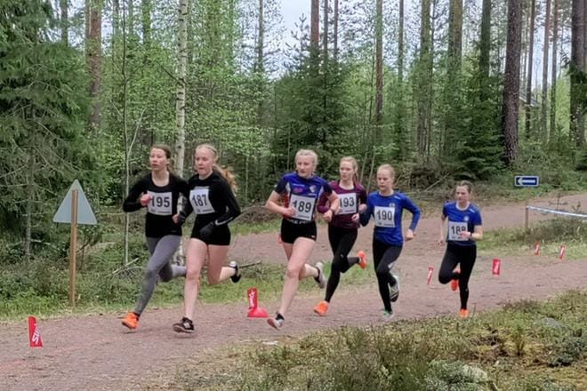 T15 -sarjan juoksijat vauhdissa Alajärven Ankkurien Seliina Kuoppa-ahon ja Ilona Takalan johdolla. KUVA: JANNE JÄRVINEN