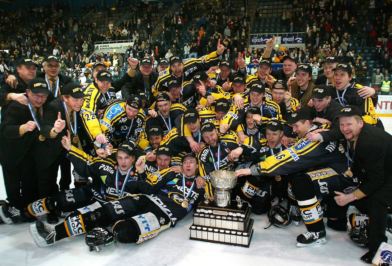 11.4.2004. Kärpät on voittanut Raksilassa jääkiekon Suomen mestaruuden – ja koko pohjoinen puoli Suomesta juhlii.