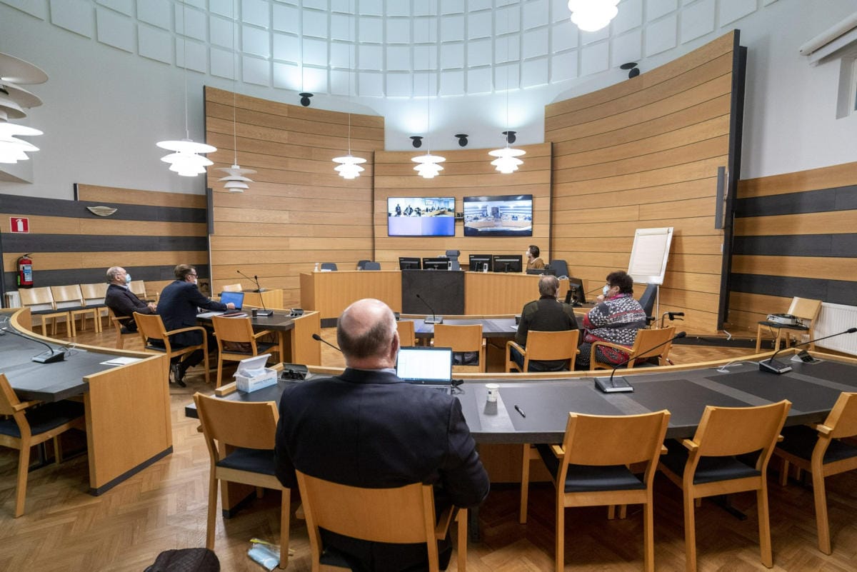Esimerkiksi Kuopion bussiturman oikeuskäsittely alkoi etäyhteydellä Lapin käräjäoikeudesta Kemistä. Asianosaiset osallistuivat videoyhteydellä Kuopiossa pidettävään istuntoon. LEHTIKUVA / KAISA SIREN