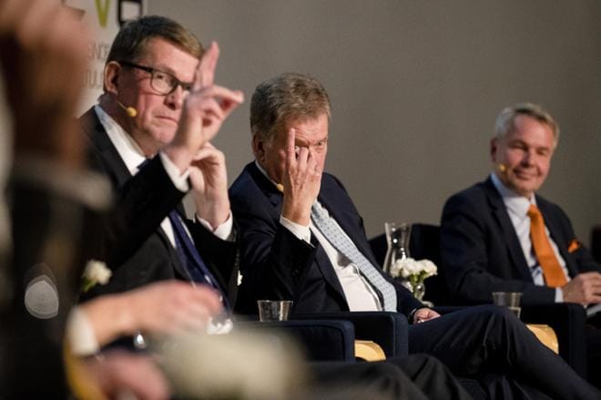 Presidenttiehdokkaat saivat puheenvuorojen ohella esittää myös toisiltaan kysymyksiä. Keskustan Matti Vanhanen (vas.), kansanliikkeen ehdokas Sauli Niinistö ja vihreiden Pekka Haavisto osallistuivat Evan tenttiin. Kuva: Joel Maisalmi
