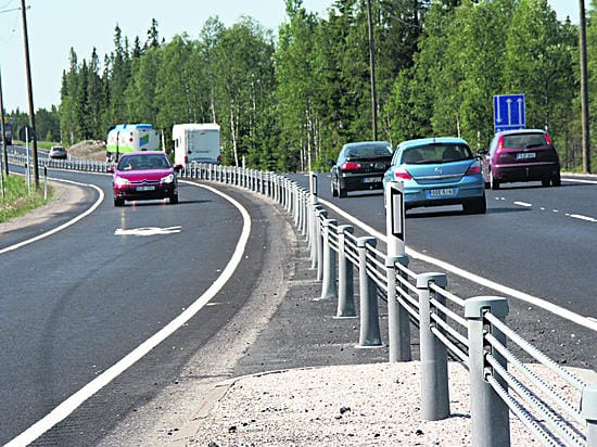 Suomen pääväylille rakennetaan lähivuosina runsaasti uusia ohituskaistoilla ja keskikaiteella varustettuja tieosuuksia, mikäli Tiehallinnon suunnitelmat toteutuvat. Myös Tiehallinnossa tehdyt selvitykset päätyvät siihen, että suurin osa maanteiden nokkakolareista on estettävissä tehokkaasti vain ajosuunnat toisistaan erottavan keskikaiteen avulla.
