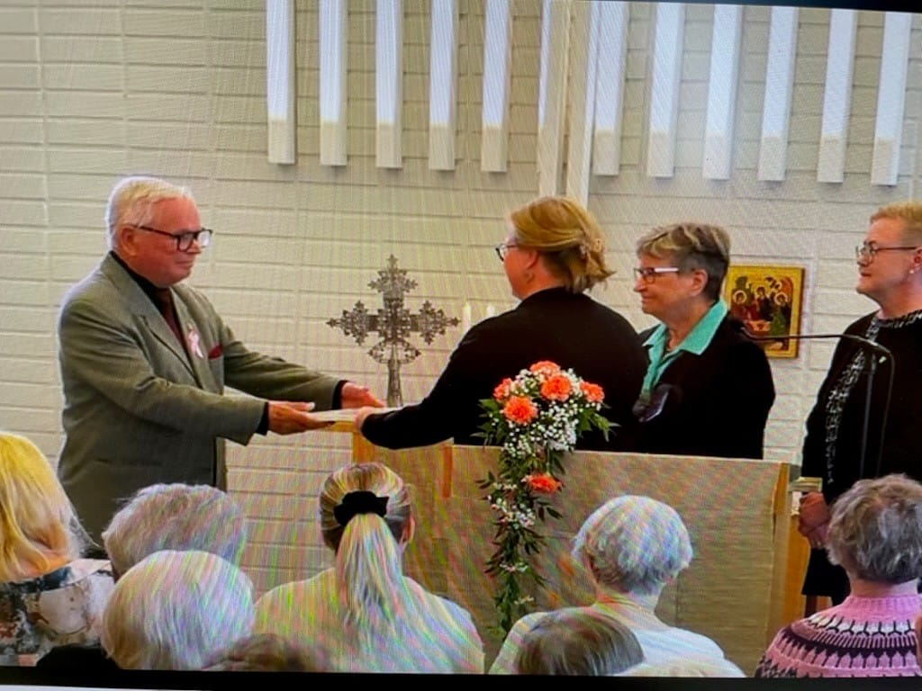 Esko Suutarille Vuoden vanhus -titteliä luovuttamassa Sanna Mäyrä, Seija Lepola ja Päivi Rantaeskola.