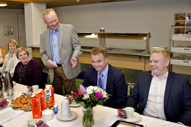 Perhe- ja peruspalveluministerinä edellisessä hallituksessa toiminut Annika Saarikko (kesk.) tapasi Kauhavan luottamusjohtoa syyskuussa 2018. Tilaisuutta isännöivät Antti Kurvinen (oik.), Janne Sankelo sekä Kaksineuvoisen yhtymähallitusta johtava Jussi Pahkajärvi (seisomassa). Ministerin matkassa oli myös laihialaislähtöinen erityisavustaja Satu Mäki-Lassila. Arkistokuva: Juha Aho-Pynttäri