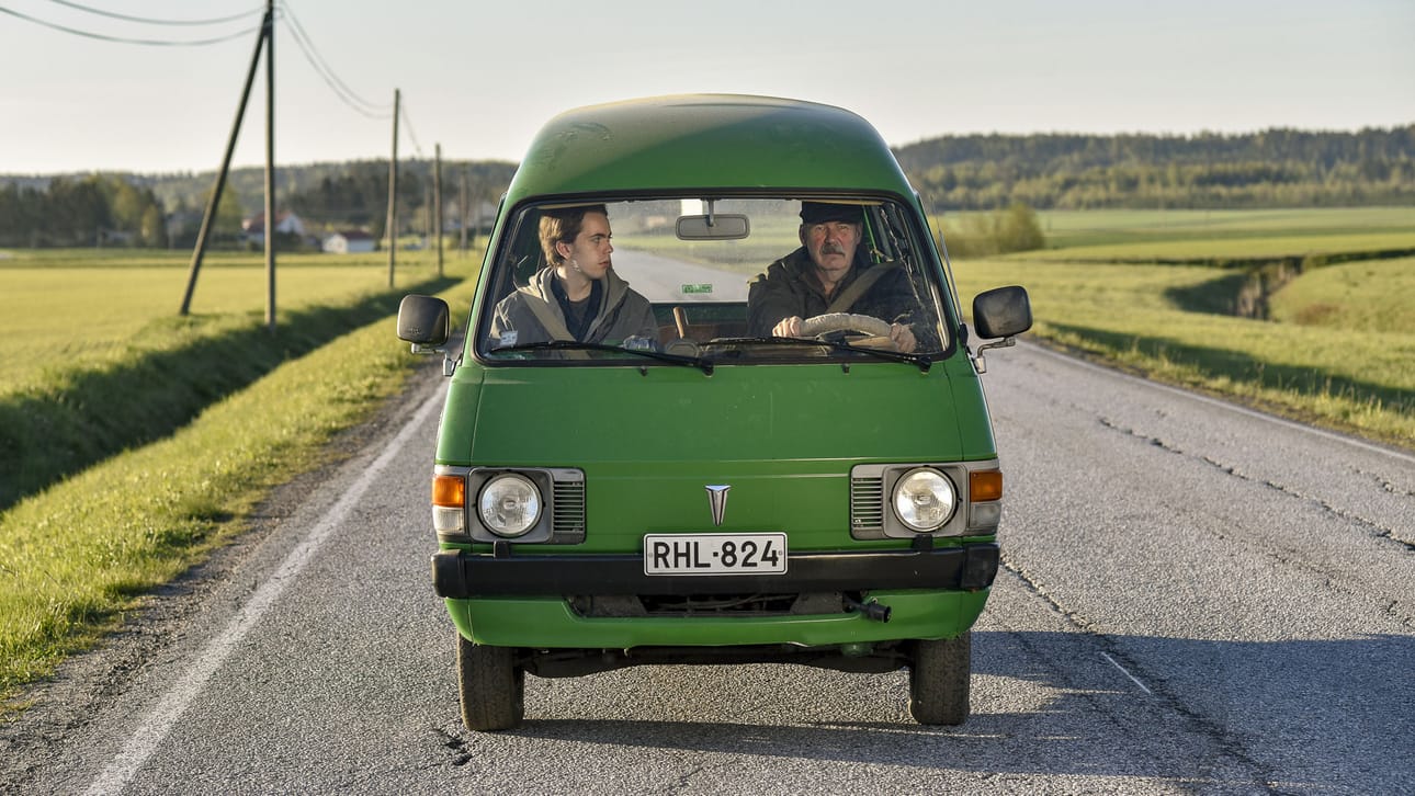 Poika (Martin Paul) ja isä (Peik Stenberg) ovat tien päällä. Kuva: Venetsia